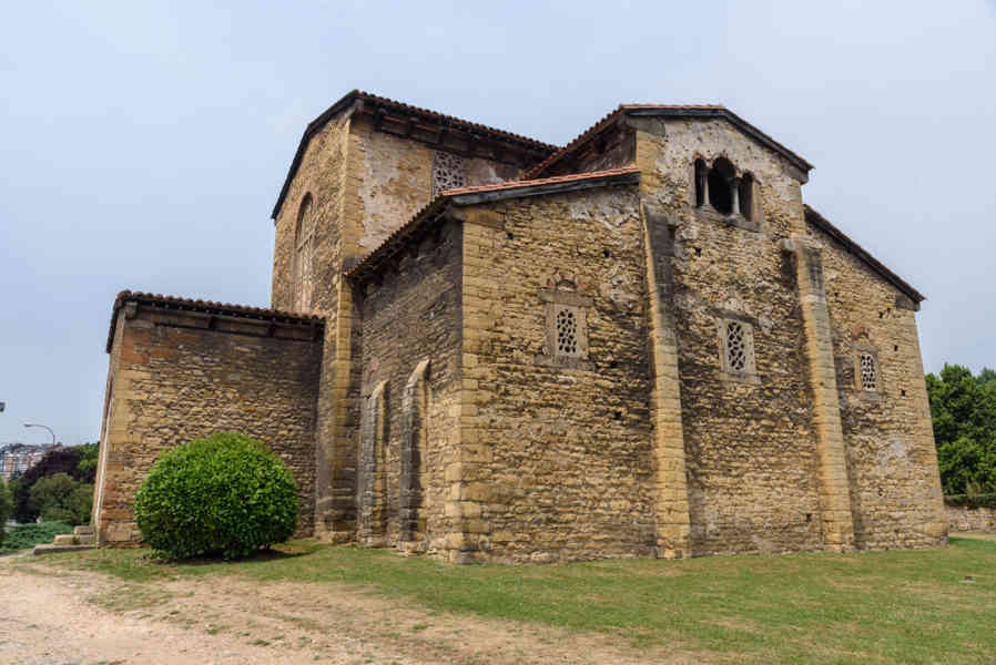 Oviedo 064 - iglesia de San Julián de los Prados.jpg